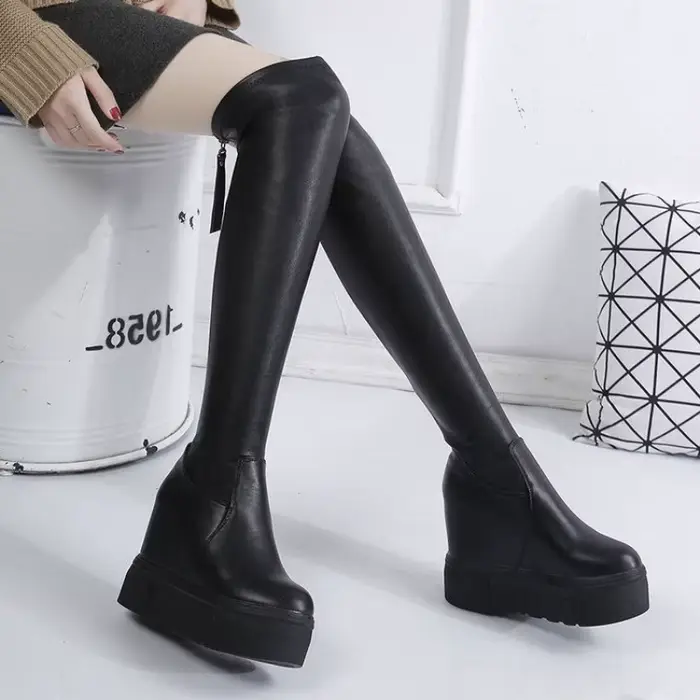 Bottes en cuir okkdey au-dessus du genou pour femmes, chaussures à talons compensés, style coréen, imperméables, plateforme confortable, hiver, événements de fête, cadeau女性冬季长靴描述，采用HTML格式，并在最后加上一个优化的SEO标题。这段描述旨在激发购买欲望，通过解释产品为何值得购买以及每个特性如何为顾客带来具体的好处来进行销售。描述中没有提到任何价格、原产地、制造商或库存信息。标题部分应至少包含14个词，使用自然关键词