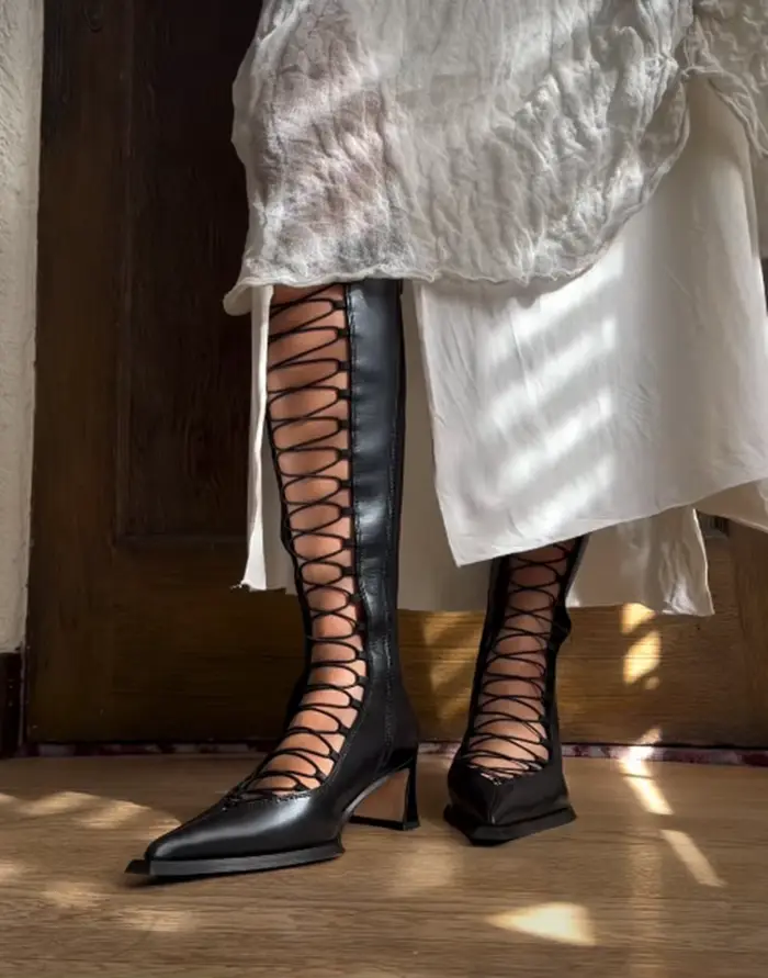 Nouvelles bottes en cuir noir à découpes