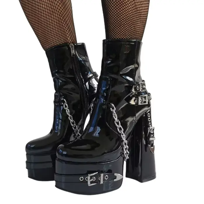 Bottines gothiques à rivets noirs avec fermeture éclair latérale pour femme