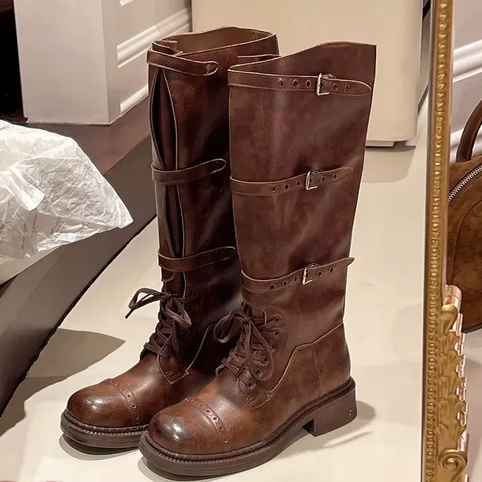 Nouvelles Bottes Hautes Femme Marron Vintage Y2K Style Motard avec Sangles Ceinture Noires Hiver 2026 – Collection Wasteland