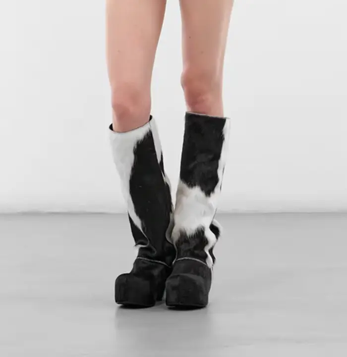 Bottes en fourrure de veau à imprimé vache noir et blanc
