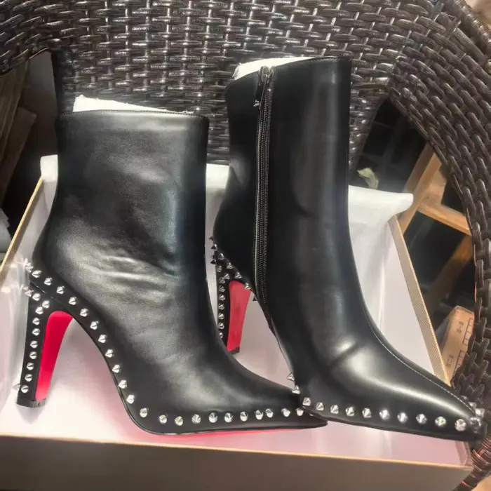 Bottines Chelsea courtes pour femmes en cuir noir à bout pointu