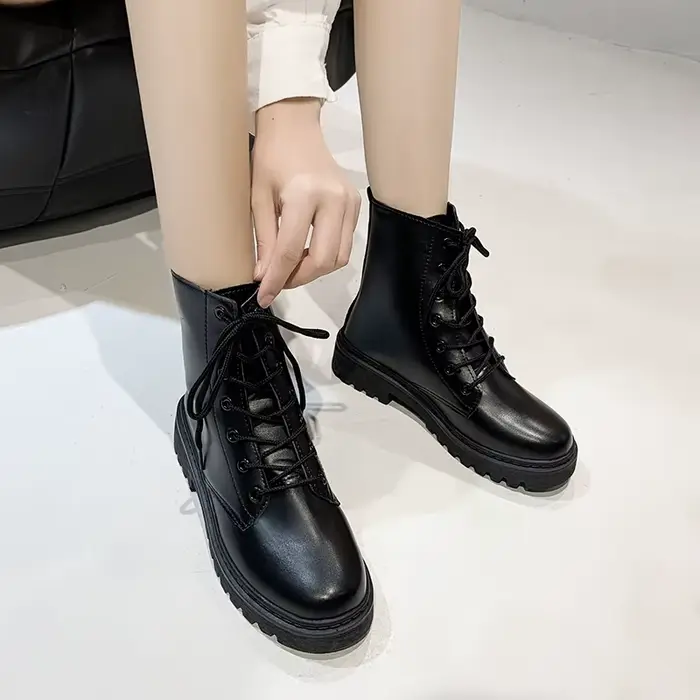 Bottes courtes en velours pour femmes avec bretelles croisées, chaude et confortable pour l'hiver, idéale pour toutes les occasions spéciales