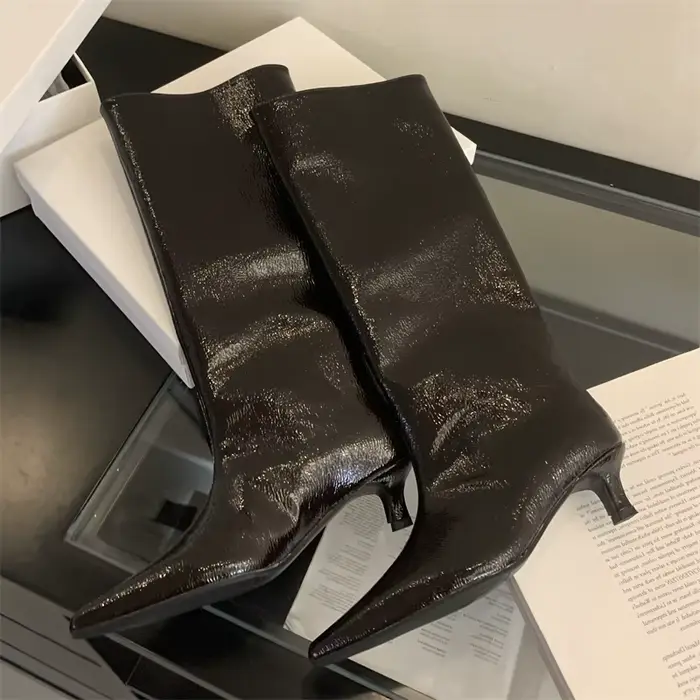 Bottes pointues hautes pour femmes style sexy à enfiler en caoutchouc pour hiver élégantes et confortables pour soirées et événements