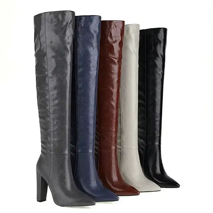 Bottes hautes au-dessus du genou pour femmes en cuir avec talons carrés et motifs plissés élégantes pour soirée et événements formels