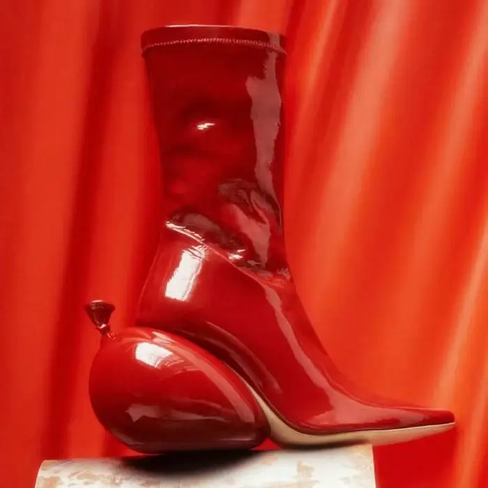 Bottines à bout pointu en cuir verni rouge brillant, design unique avec talons ballon, style haute c