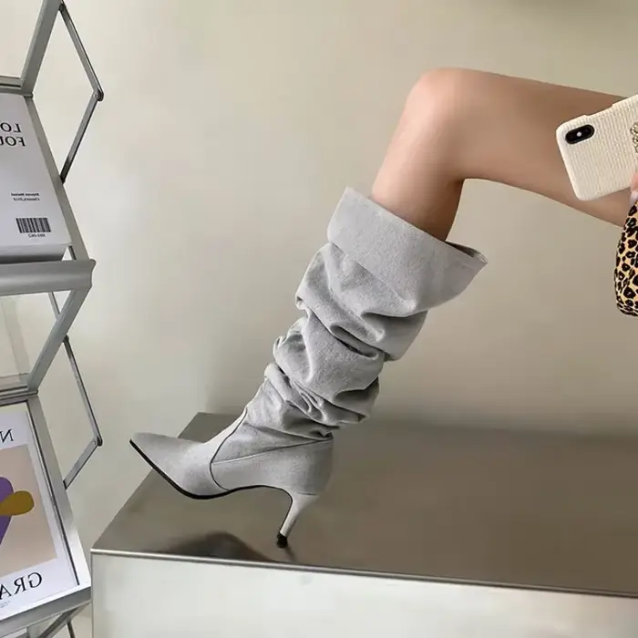 Bottes en denim gris clair pliées sur le genou pour femmes bottes modernes printemps automne bottes élégantes et confortables à offrir ocassions spéciales