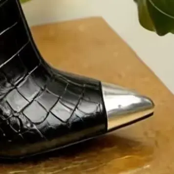 Bottes hautes en cuir croco gaufré avec œillets métalliques