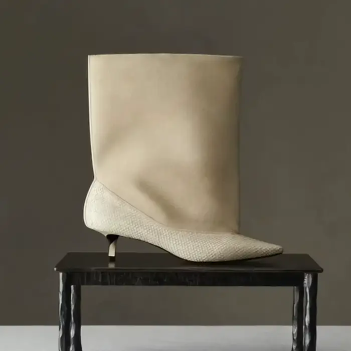 Bottines beiges bicolores à talons aiguilles, échelle serpent, tige en daim souple, bout pointu, bot