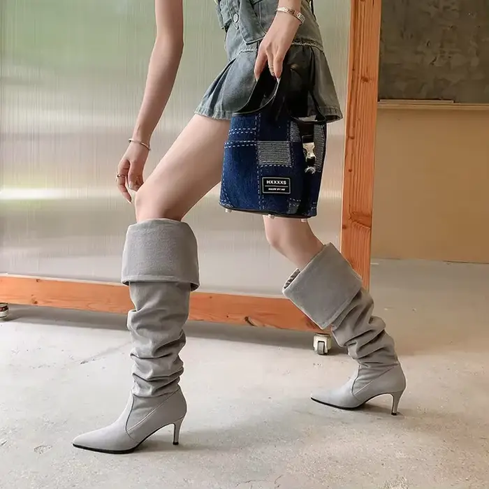 Bottes en denim gris clair pliées sur le genou pour femmes, modèle de voiture européenne, empilées, 