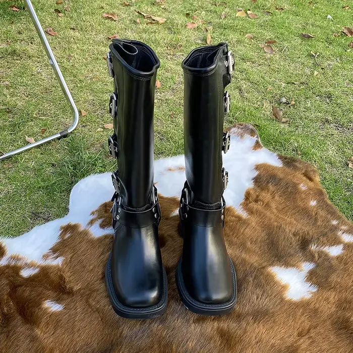 Bottes simples à talon chaton pour femme