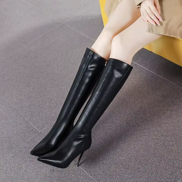 Bottes noires à bout pointu pour femme