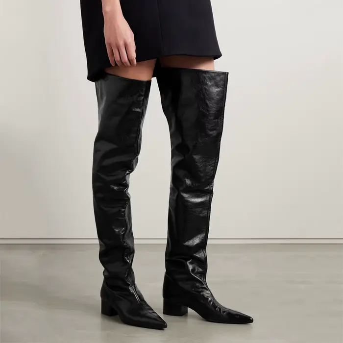 Bottes Arden Furtado Noires au-dessus du genou bout pointu talon carré moderne pour femmes punk et occasions spéciales