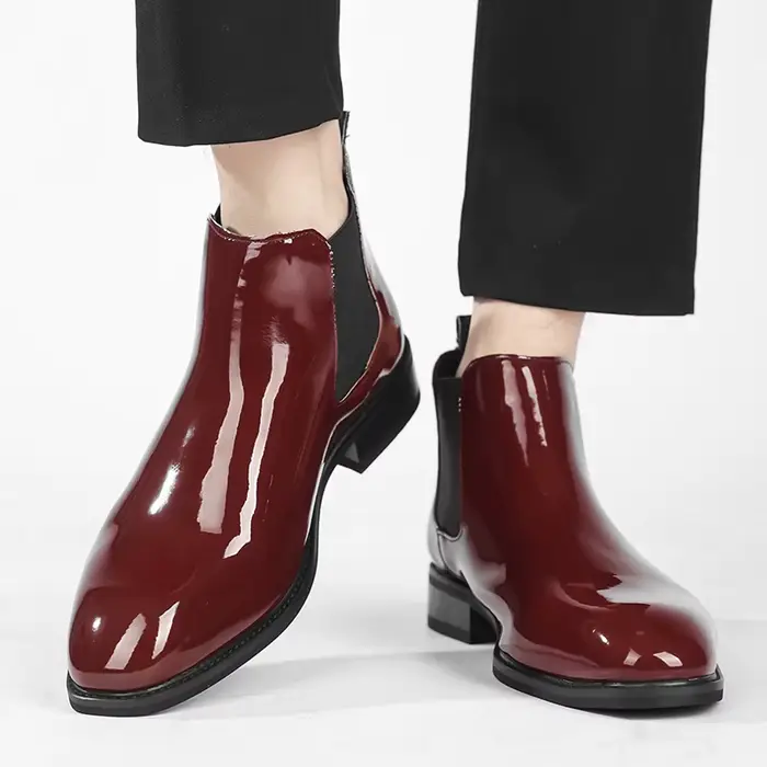 Bottines Chelsea pour hommes en cuir verni noir boucle cheville bout rond affaires classique à la main