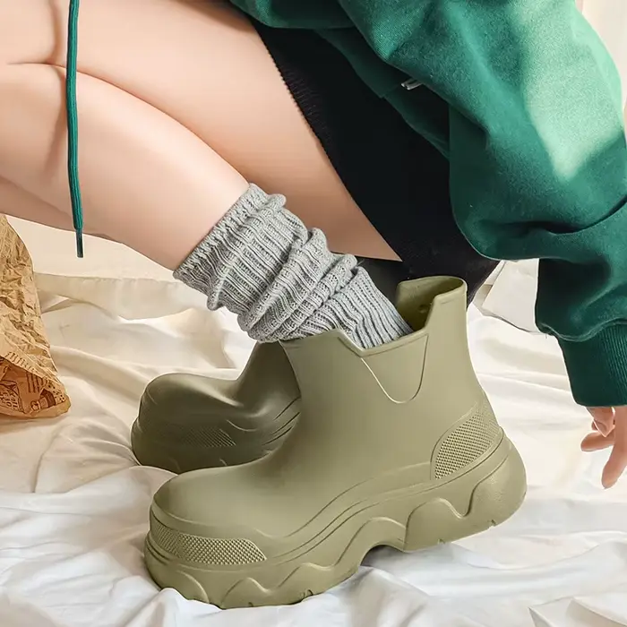 Bottes de pluie quatre saisons pour femmes hautes imperméables et antidérapantes en PVC mode à la cheville pour toutes les saisons