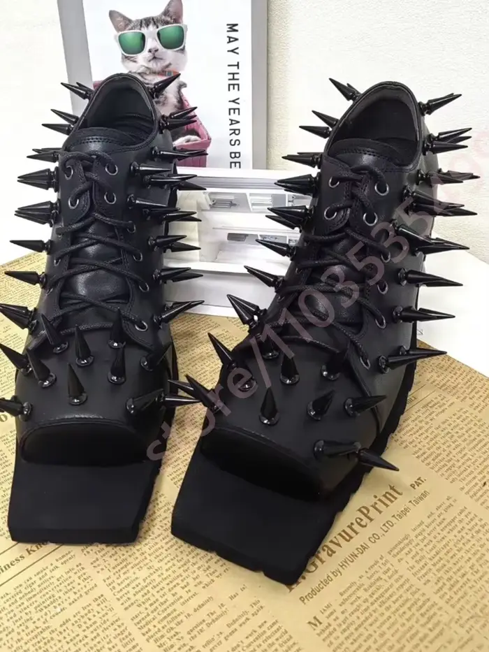 Bottines à bout pointu en cuir noir à clous