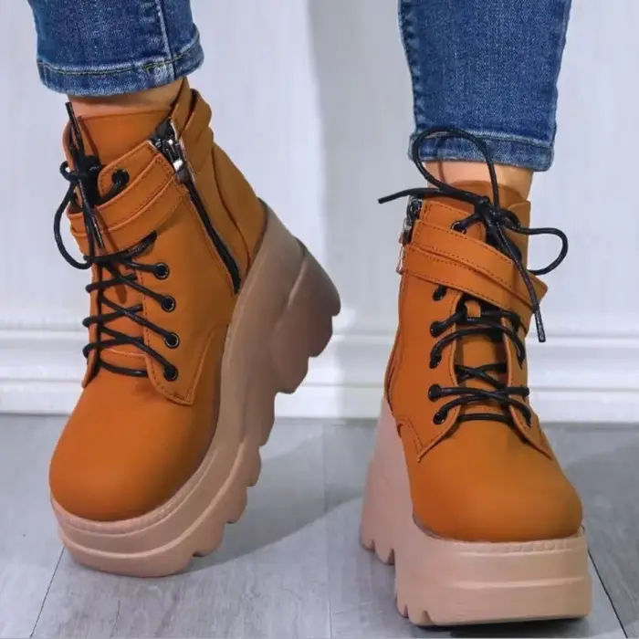 Bottes punk pour femmes avec plateforme et talon élevé pour le printemps et l'automne occasions spéciales rock et style urbain