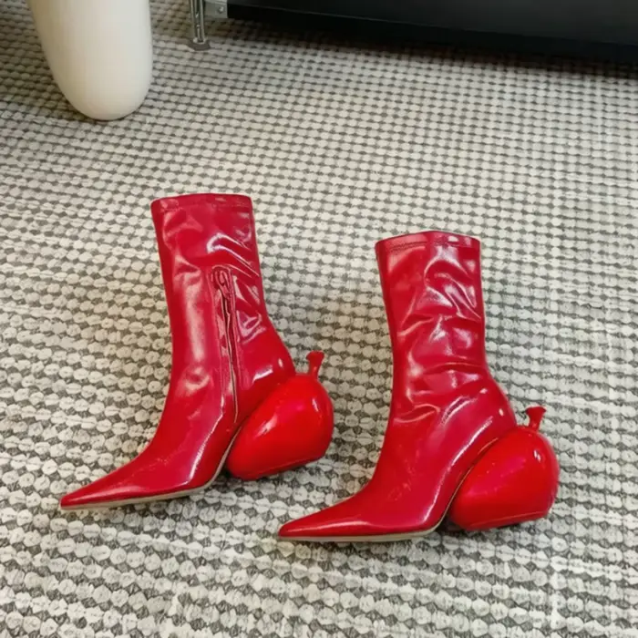 Bottines à bout pointu en cuir verni rouge brillant design unique talons ballon style haute couture pour femmes occasions spéciales défilés ensembles artistiques