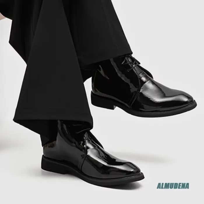 Bottes en cuir verni noir à bout rond pour hommes