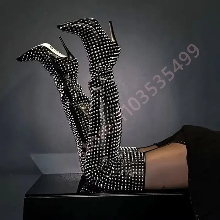2025 Sexy luxe clouté sur le genou bottes bout pointu talons aiguilles modèle piste