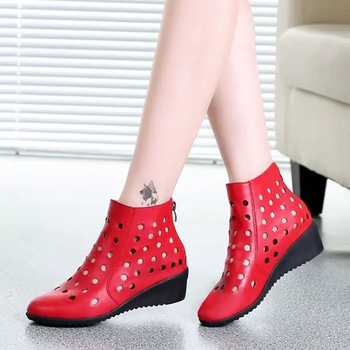 Bottes de printemps et d'été pour femmes, chaussures à talons compensés, bottes de rinçage, bottes creuses faites à la main, fretwork cool haute du genou élégantes pour femmes occassions spéciales