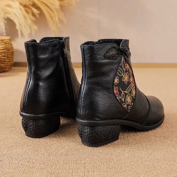 2025 automne hiver nouvelle couche supérieure en peau de vache femmes couleur blocage semelle antidérapante unique mère d'âge moyen bottes simples et en velours