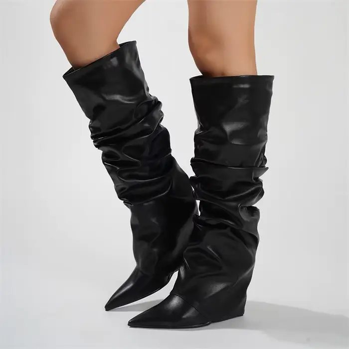 Bottes hautes plissées en cuir noir pour femmes