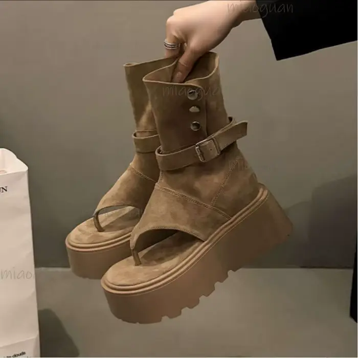 Bottes romaines à plateforme élégantes pour femmes, bottes tendance pour printemps et automne, talons hauts et confortables, ajustement précis, style chic et moderne, bottes pour sorties nocturnes et cérémonies