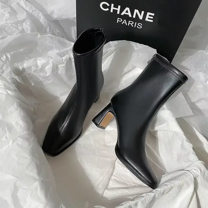 Bottines courtes marron en velours à talons grossiers