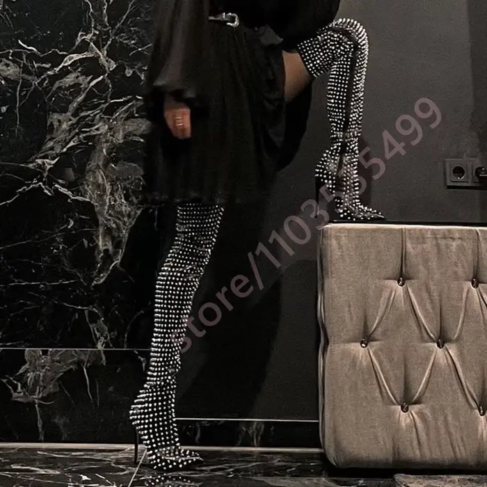 2025 Sexy luxe clouté sur le genou bottes Ins Style bout pointu talons aiguilles modèle piste bottes