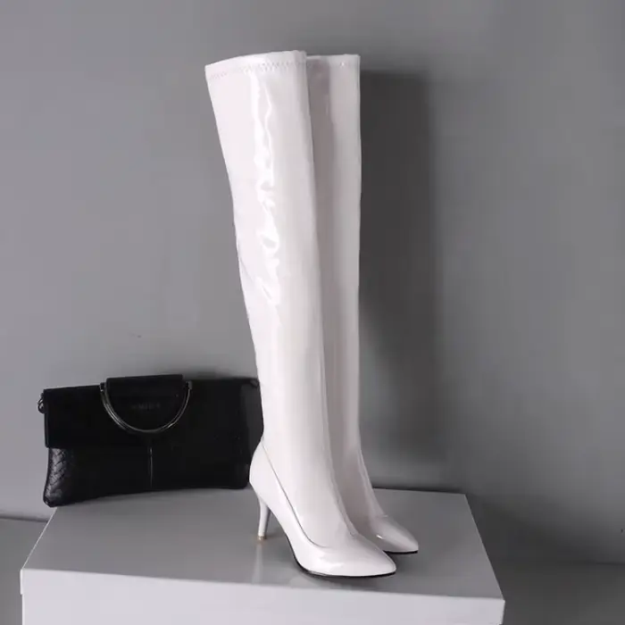 Cuissardes hautes élégantes pour femmes en cuir verni avec talons fins pour soirées et occasions spéciales
