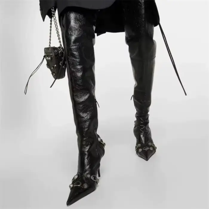Bottes noires au-dessus du genou avec rivets pour femmes élégantes et sensuelles bottes de spectacle de marche occassions spéciales