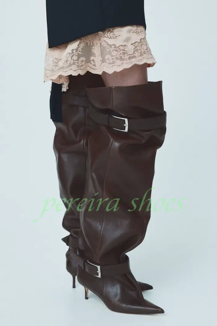 Lady marron foncé chaton talon sur le genou bottes conception plissée bout pointu boucle sangle bott